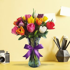 Arreglo floral de tulipanes frescos en florero de vidrio - Flores.Guru